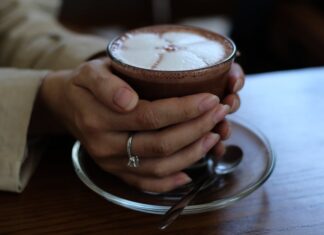 Z czego składa się kawa cappuccino? Czy można pić cappuccino w nocy?