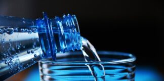 Jak otworzyć szampana z plastikowym korkiem?