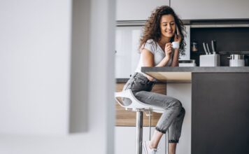 Psychologia komfortu: jak wybór krzesła do wyspy wpływa na atmosferę kuchni i relacje domowników krzesło do wyspy